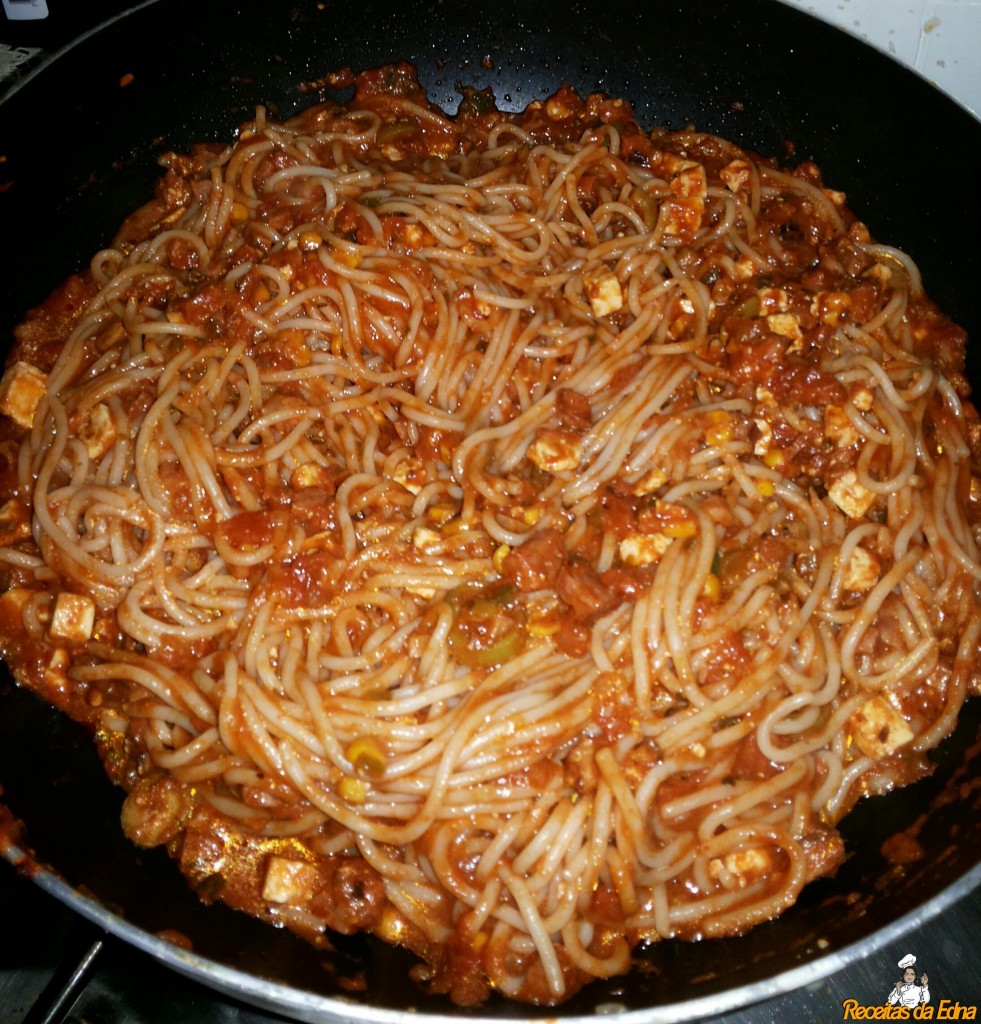 Macarrão com bacon e calabresa