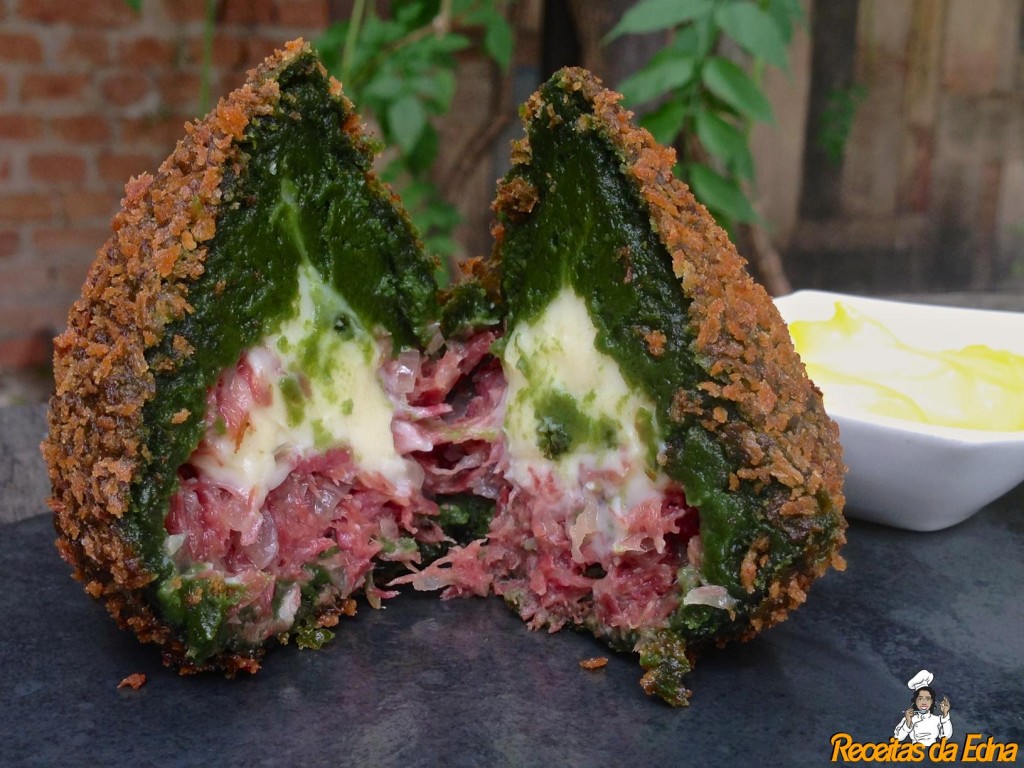 Coxinha de taioba com carne seca