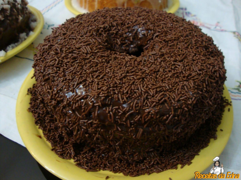 Bolo de chocolate com cobertura de brigadeiro